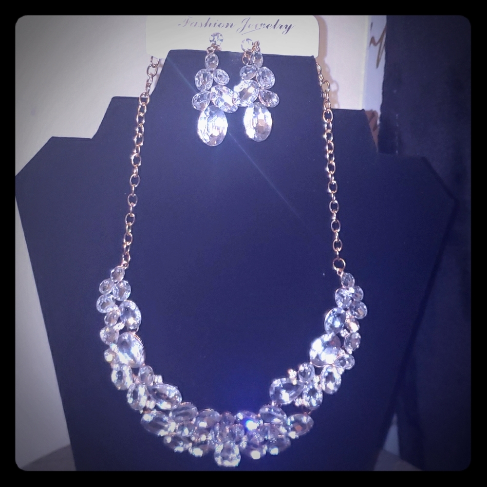 NWT Gold Rhinestone Necklace Earrings Set